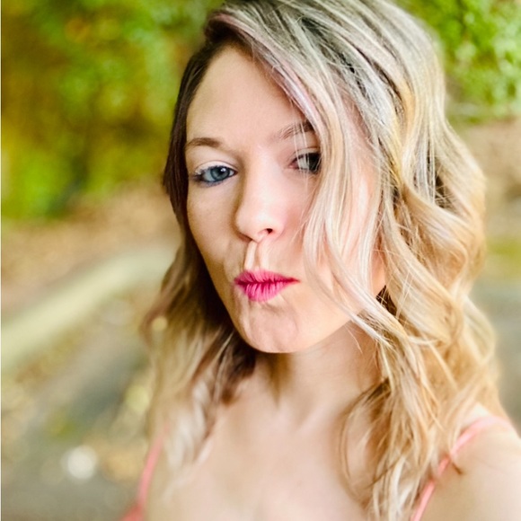 Meet the Posher Other - Meet your Seller, Jenny. She's a fast shipper too!